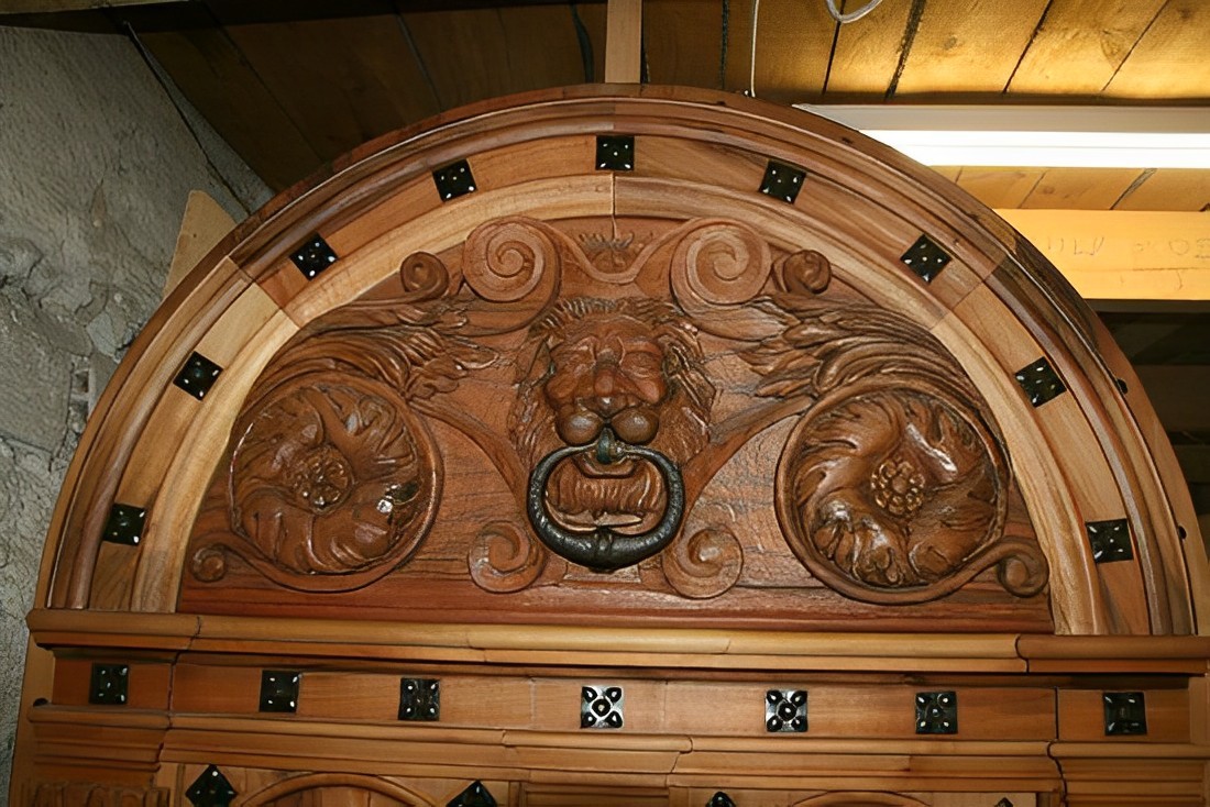 Haut de porte avec tête de lion